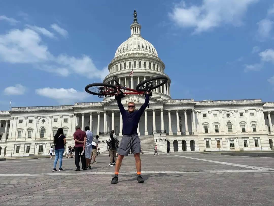 אני רוכב על כביש לא ידוע באור שקיעה – תחילת המסע